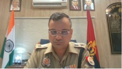 Photo of उत्तर प्रदेश : चेकिंग के दाैरान बाइक से गिरी महिला, दरोगा और सिपाही निलंबित