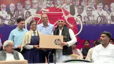 Photo of अखिलेश यादव ने मेधावी छात्र-छात्राओं को किया सम्मानित