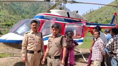 Photo of Tehri: हेलिकॉप्टर की खेतों में इमरजेंसी लैंडिंग, हाईटेंशन विद्युत लाइन के संपर्क में आया