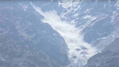 Photo of बदरीनाथ धाम के पास कंचन गंगा के ऊपर टूटा हिमखंड