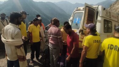 Photo of बदरीनाथ हाईवे पर हादसा: तोताघाटी के पास ब्रेक फेल होने से यात्रियों से भरी बस पलटी